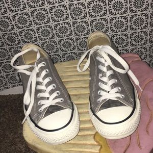 LIKE NEW GRAY LOW CONVERSE!